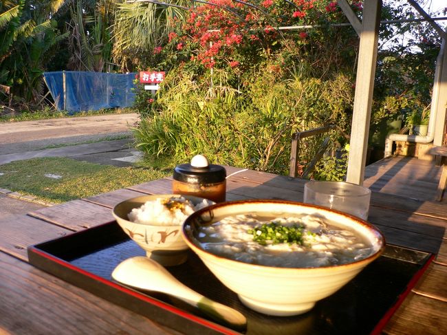 【とうふの比嘉】<br /><br />　ホテル日航八重山のバス停から北に徒歩で約１０分、サトウキビ畑と牛小屋を越えて畑の真ん中に、赤い屋根の「とうふの比嘉」がある。 <br /><br />　竹富島に行く前に、朝食をここで取ろうと、朝早く宿を出てきた。 <br />　開放的な席で朝一番、朝日を背に浴びながら、「ゆし豆腐セット」（大）４５０円をいただく。豆腐には味がついていないので、お好みにより味噌か醤油で味付けする。腹には優しいが、思った以上にボリュームがある。そして最後に豆乳をいただく。 