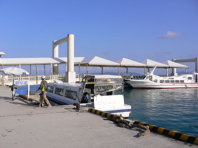 【石垣港離島ターミナル】<br /><br />　八重山観光のカウンターで、竹富島往復の高速船チケットを1280円で買う。島へは約１０分で着いてしまうから、アットいう間だ。 <br />　島に着いたら、送迎のマイクロバスが何台も待っているが、エブリマン氏は初めから歩くつもりだったから、決して急ぐ必要もなかった