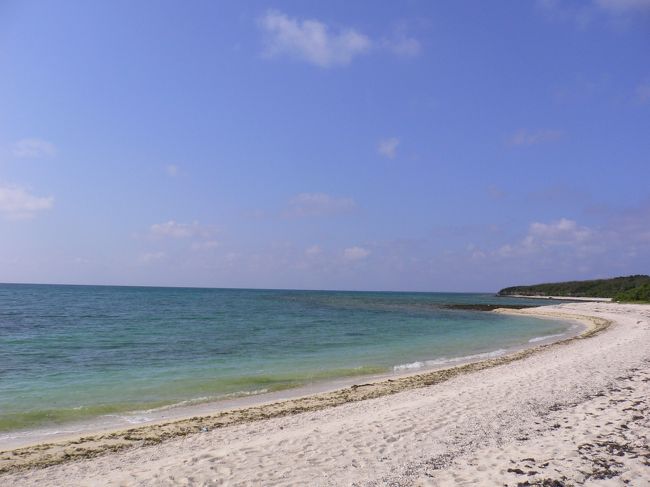 【アイヤル浜】　〜遠くてひとけの少ない東の浜辺へ<br /><br />　集落を出て最初に向かったのは、島の東側に広がるビーチ、「アイヤル浜」だ。何もない一本道（アイヤルミチ）をひたすら東に向かって歩くこと３０分。やっとたどり着いた浜辺は、訪れる人も少なく、静かな時間が流れていた。