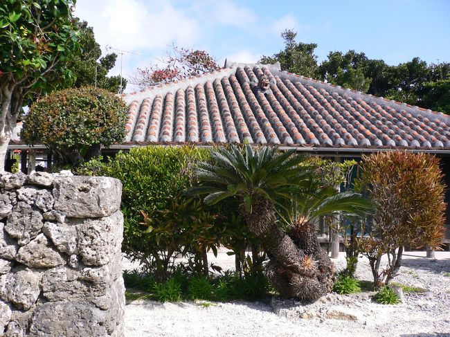 【安里屋クヤマの生家】<br /><br />　八重山を代表する民謡「安里屋（あさどや）ユンタ」に歌われた女性「クヤマ」の生家があった。 <br /><br />　クヤマは綺麗な女性で琉球政府の役人が何度も求婚するほどだった。しかし、クヤマはそれを断り竹富島の生活を選んだ、という。 