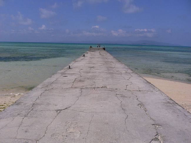 【西桟橋】<br /><br />　昼食を終えた後、エブリマン氏は島の西側にある西桟橋まで歩いてみた。 <br />　この桟橋は、夕日や星空を眺める絶景ポイントとして有名で、日暮れとともに観光客で賑わうという。ここから見える西表島に沈む大きな夕日はまさに絶景だそうだが、残念ながら夕日まで待てない。