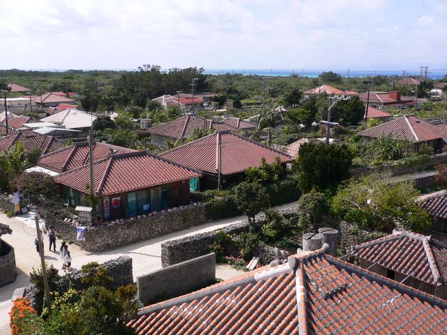 　良くパンフレットなどで赤瓦の家並の写真が載せられているが、その多くはこの塔から撮ったものだそうだ。 <br /><br />　上に上がると３６０度視野が開けて良い眺めなのだが登るまでが大変。人が１人やっとの幅の階段は、傾斜もきつくて登るにしても、スリル満点なのだ。