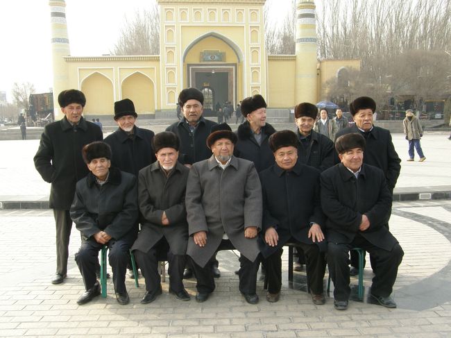 エイティガール寺院前の広場で記念撮影をしているおじさん達<br />私も写真を撮らせてもらいました