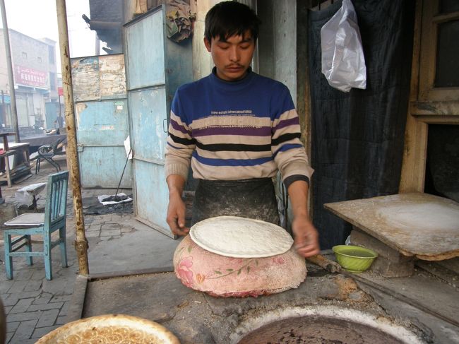 このおにいさんが無表情で焼いてました。。。