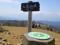 ゴンドラ山頂駅から1時間で山頂到着！12:05

入笠山　標高1955m

文字通りの360度の展望が広がる。