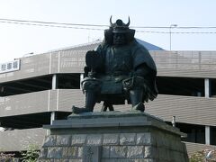 甲府駅前の武田信玄像。
駅周辺に城郭を模した公園や土産物屋が並ぶ。