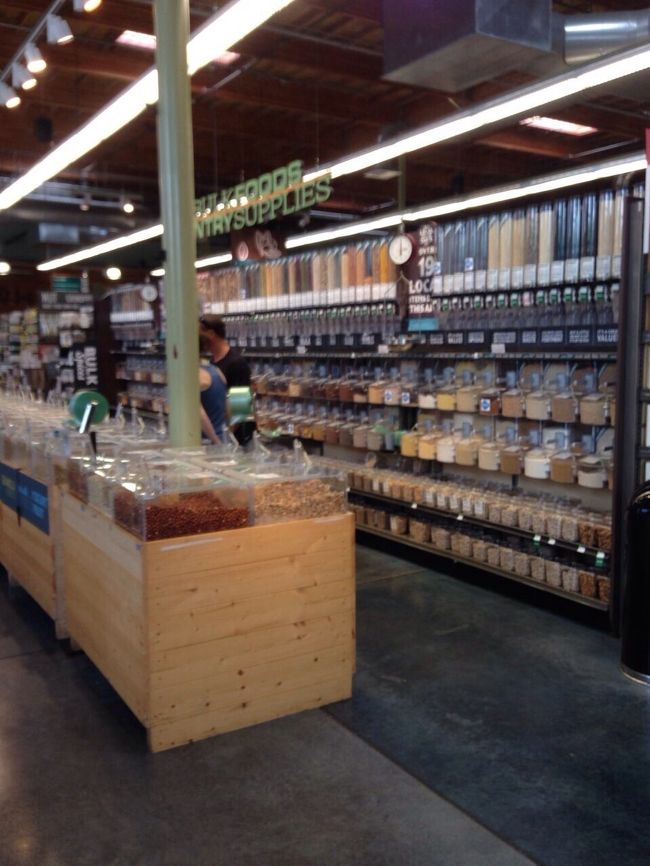 ホールフーズのナッツやシリアル売り場<br />見てるだけでも楽しい