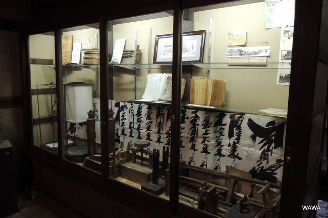 湯浅しょうゆ職人蔵（角長）では、慶応２年に立てられた仕込蔵を使って往時の醤油道具などが陳列されています。