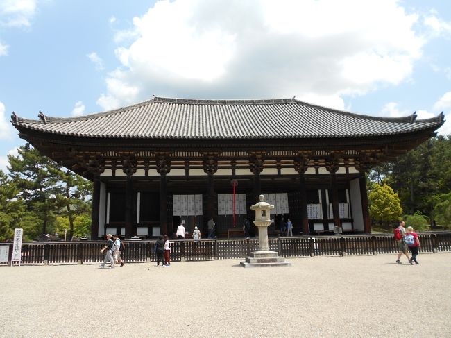 興福寺東金堂。堂内には国宝級の像が安置されています。