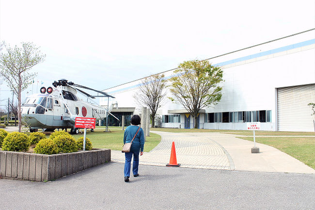 あわず温泉を出て石川県立航空プラザへ来ました。<br />ここは小松空港の北側にあり、前庭にはしこるスキーの大型ヘリコプターが展示してあります。<br />