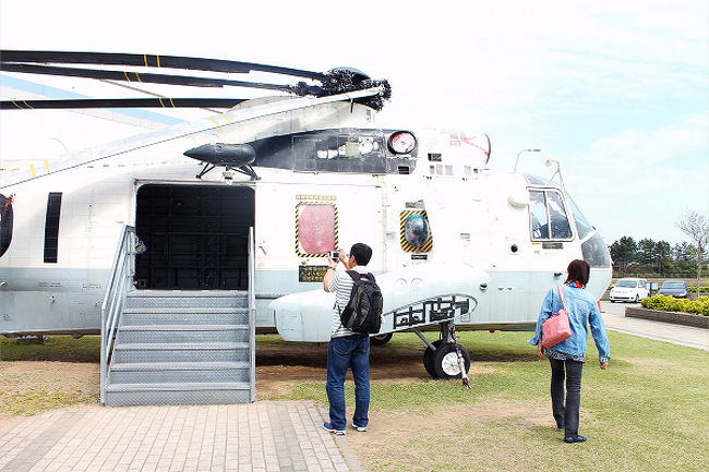 ハシゴが付けられて機内を自由に見る事が出来ました。<br />飛行機マニアが来ています。<br />