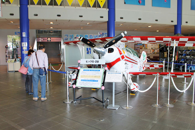 館内に入ると複葉機が迎えてくれました。