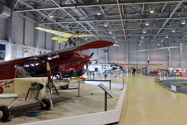 館内の景色です。<br />手前は個人が６年掛けて造った手作り飛行機です。<br />その向こう側の赤い飛行機はピラタスと言うスイス製の単発の飛行機です。<br /><br />