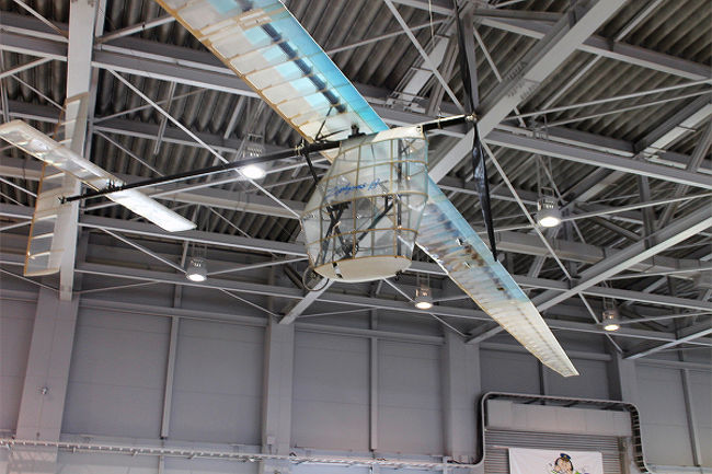 天井から吊るして有った人力飛行機です。<br />人力飛行機のコンテストに出る予定でしたが、台風接近のため鳥人間コンテストが中止となり、ここに展示されて居ます。<br />