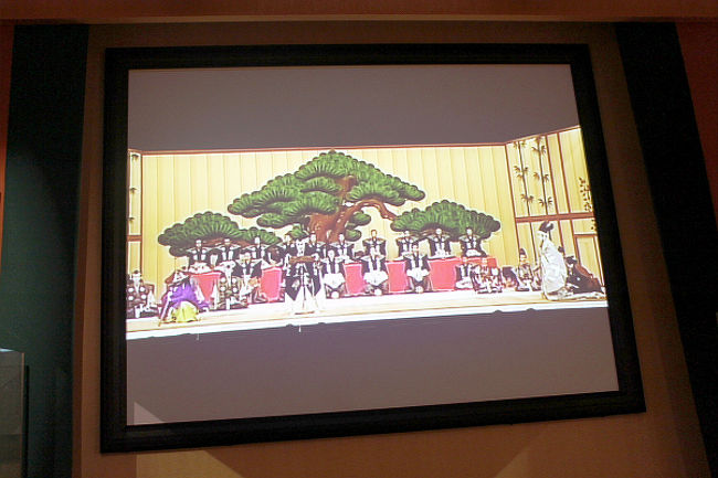 館内に勧進帳の解説がしてあり、大型スクリーンに歌舞伎で勧進帳が演じられる様子を映し出していました。