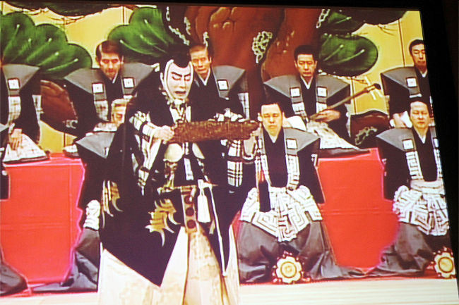 こまつ芸術劇場うららにて、平成１６年３月２０日のこけらお年で演じられた勧進帳のシーンです。<br />弁慶は先代の団十郎が演じています。<br /><br /><br />勧進帳とは寄付帖のことです。弁慶、義経の一行は戦火で焼けた東大寺を復興するため役僧として諸国を回ると言う設定ですが、ニセ者として手配が回っています。関所に差し掛かって、関守の富樫から諸国を回っているのなら、当然勧進帳を持っているだろう。それでは勧進帳を読み上げてみよとなりました。勧進帳の空読みを行った弁慶の機知。一行に強力姿の義経が混じっていて咎められ疑念を晴らすために金剛杖で義経を打つ弁慶。その姿に富樫は心を打たれ通行を許すのです。<br />この館へ来て、「勧進帳」の意味を知ることが出来ました。<br /><br />館内に大阪で上演された文楽人形が展示してありました。歌舞伎や能でも勧進帳が取上げられます。勧進帳は忠臣蔵に並ぶ、日本人の心に残る偉大なストーリーだと思いました。<br /><br />昨年、東北を旅したときに平泉に寄りましたが、義経一行が平泉へ向かっていたのだと判り、イメージとして安宅の関と平泉が結びつきました。<br /><br />