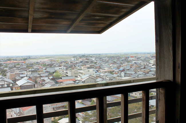 天守閣に上がりました。<br />南西の方角ですが、福井平野でこの方向には福井空港があります。<br /><br />