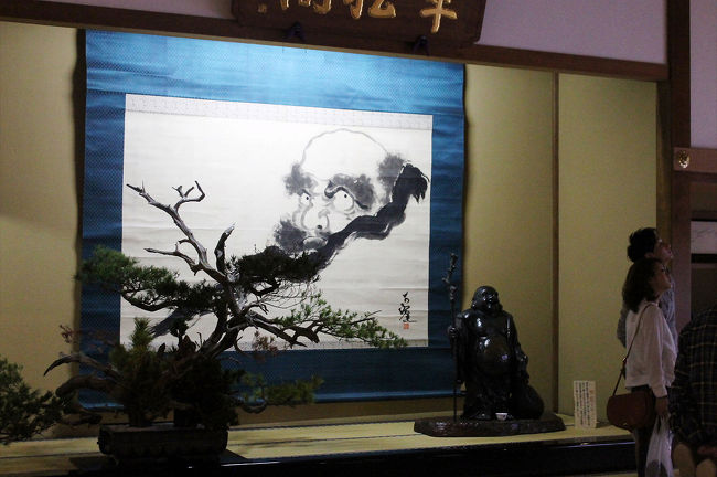 大広間の奥に掛けられていた達磨の図。<br />大きな掛け軸でした。<br />