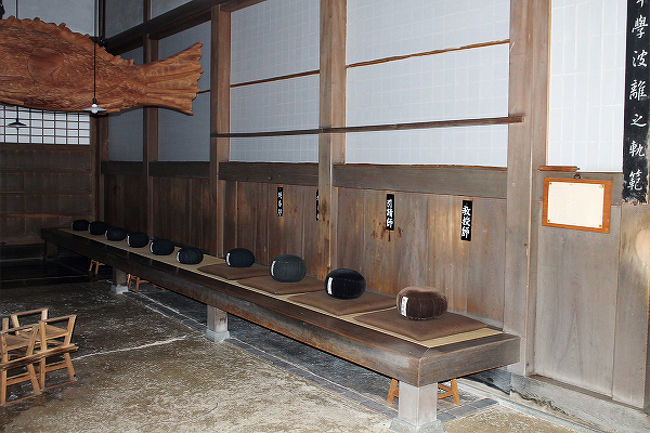 こちらは座禅をする場所です。<br />札が掛けられ座る位置が決められています。<br />