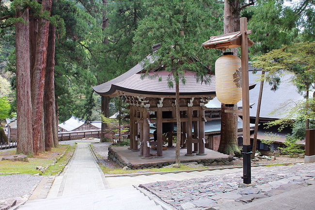 鐘楼堂です。<br />「ゴーン」と言う重厚な音。<br />僧が一度打ってはひざまずきます。<br />その動作の繰り返し。<br />多分、ここの鐘はＮＨＫの行く年来る年で紹介されたと思います。<br /><br />