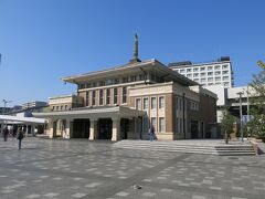 3日目も非常に快晴！前日は夕焼けに照らされていた旧JR奈良駅舎も明るく輝いていました。ここから三条通りを抜けてまずは興福寺に向かいます。