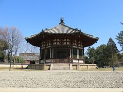 興福寺最古の建築物、もう一つは北円堂です。興福寺の創建に大きく関わった藤原不比等の霊を祀るお堂でこちらももちろん国宝建築物です。現在は復元工事の影響で近くには行けませんでしたが。