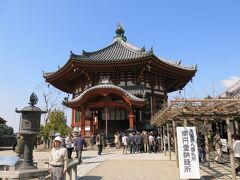 こちらは南円堂。興福寺は江戸時代の大火で大部分が焼失してしまいましたが。この南円堂はその大火後に再建されたお堂で重要文化財に指定されています。北円堂に比べて少し大きいですかね。