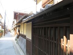 お昼を食べようとならまち方面へ。会社に先輩に勧められた中川政七茶房に行きたかったんですが、お昼一番の時点で既に予約でいっぱい…。事前リサーチ不足でした。
