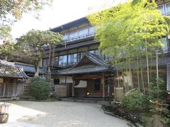 続いて東大寺に向かいます。道すがらに立派な旅館が見えました。菊水楼という木造三階建ての重厚な本館を持つ旅館です。この本館は登録有形文化財に指定されているそうです。いかにも格式が高そうな旅館ですよね。