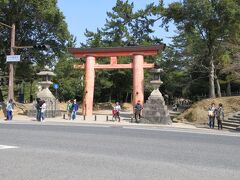 前日見逃した春日大社の一の鳥居を見にきました。通常の鳥居よりも明らかに柱が太く重厚感のある鳥居ですね。日本三大鳥居の一つだそうです。