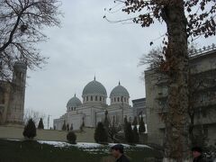 バラクハーン神学校観光。

資料館にて、最古のイスラム聖典がみることができました。

本当に大きくて分厚かったです。

写真や映像はNG。

日本の仏教の本も展示されていました。

