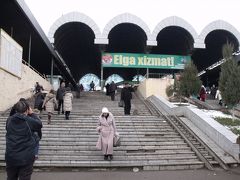 やっぱ、旅には欠かせないショッピングタイム！！

タシケントのチョルス・バザール。

大きくって、広くって、迷子になりそうでした。