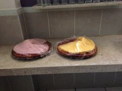 ホテルの食事です。
おかずはこれだけ。まあ安いホテルだから、仕方ないですけどね。