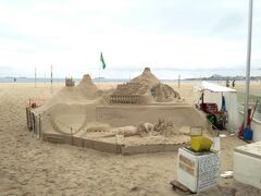 それからコパカバーナ海岸へ。
天気が悪くて、あんまり人はいませんでした。
まあ、それでも何とか雨が降らなくて良かったですけど。