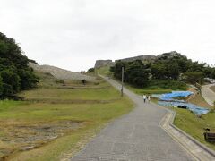 勝連城跡【世界遺産・史跡】
琉球王に最後まで抵抗した阿麻和利（あまわり）の居城で13世紀前後の築城といわれれいます。
