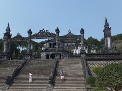次はカイディン帝廟。
ここは他とは趣の違う西洋風で、芸術的にも優れて豪華とガイドブックにあったので、楽しみにしていた所です。が、階段が多く両親が登れるかどうか、かなり心配していた所でもありました。