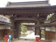 【桜池院】大門からの帰り、たまたま覗いてみた桜池院には重森三玲の庭がありました。福智院というお寺にも重森三玲の庭があるようですが宿坊や精進料理の人以外は見学できないようです。