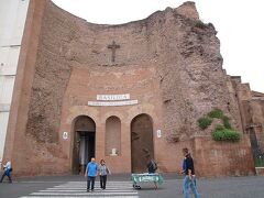 そして程なくしてサンタ・マリア・デッリ・アンジェリ教会到着した♪
テルミニ駅からは徒歩５分程。
-Santa Maria degli Angeli-

この教会の外観は古代ローマ遺跡を元に晩年ミケランジェロが設計。
１８世紀の大改修で大幅に遺構は隠された様だけど、この入口付近はミケランジェロのオリジナルということで訪れたかった。

教会には「BASILICA」の文字、ここもかつてローマ法王から特権を与えられた教会だった様。