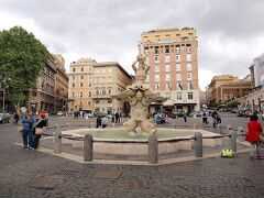 そして再び歩いてバルベリーニ駅程近く、トリトーネの噴水。
-Fontana del Tritone-

さっきのヴィットリア教会の彫刻と同様にベルニーニの作品。
ローマを訪れたなら絶対に欠かすことの出来ない彫刻家ベルニーニ、
バロック芸術の象徴。