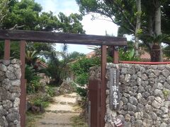 むら咲むら内の「そば処謝名亭」でランチすることにしました。
琉球武家屋敷風の建物です。