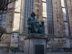 聖ゲオルク大聖堂です。
残念ながら扉が閉まっており、中には入れませんでした。