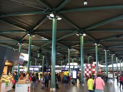 アムステルダムのスキポール空港。
まるで鉄道駅のようです。