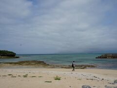 西の浜です。きれいです。ウミガメも上陸するんだって・・・