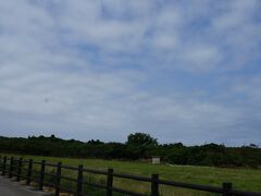 島は隆起珊瑚礁で形成されたほぼ平坦な島で、集落以外のほとんどの場所は牧草地になっています。