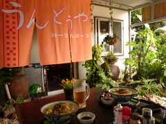 じゃーん。(^^)八重山そばと軟骨ソーキそばです。もちろん、オリオンビールもね。
缶ビールをオーダーしたのに、ジョッキに注いでくださったので、見た目は生ビールです。(*^^)v