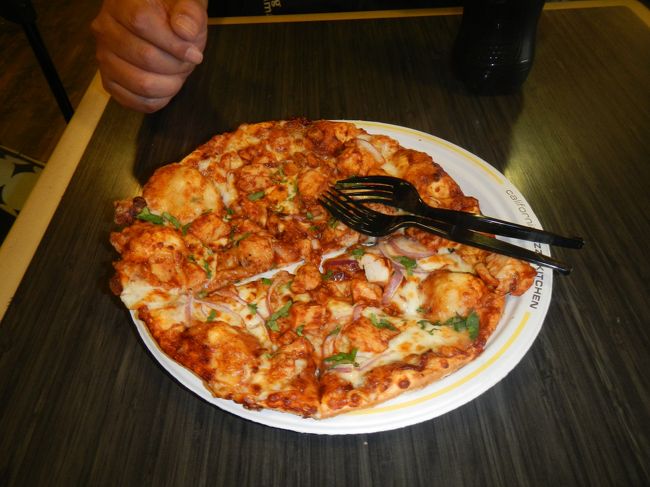 何か食べようか！とフードコートへ<br /><br />カルフォルニアピザ<br /><br />ＢＢＱピザとコーラ1本で<br />１８ドルぐらだった。<br />値段にびっくりしたけど、<br /><br />美味しかったので、満足♪<br /><br />みなさん、だから帰国日はワイキキで<br />食べてから空港に行くんだね〜と実感。