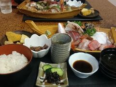 三国のもう一つの定番「たけ庄」さんの御造り定食です。
ここにきたらこれを食べないとキャンプが締らない感じになってしまっています。
ここの新鮮な海鮮料理は本当にお勧めです。
この日はこの定食のほかに「めぎすの汐焼き」も食べました。ホクホクしていて香ばしかったです。