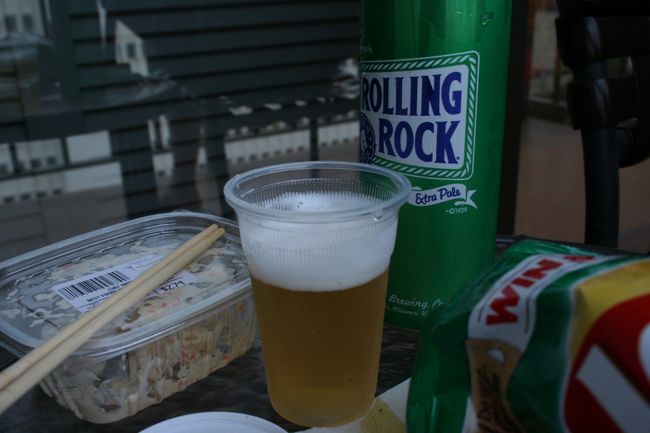 Coco coveで買ってきたマカロニサラダと、<br />ABC Storeで買ったLAYSのS/CRM ONION、<br />くぅ〜、ビールとそよ風と合うね〜。(*´з`)