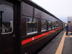 途中の流山温泉駅で降りることにした。この列車の後を、森駅の時刻表で確認した普通列車が走って来るので、温泉に立ち寄ろうと考えたのだ。
※流山温泉駅は、2022年3月に廃止されています。