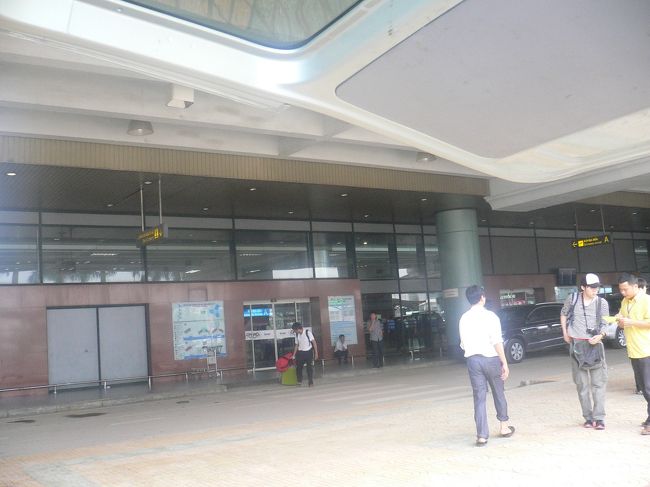 機長さんが始めに「強い向かい風の中頑張るけど少し遅れる」と予告した通り<br />１５分遅れ　１２時１０分に到着。この先の旅を思えば１５分なんて<br />屁でもありません<br />ねっとりした熱い空気です。<br />キターキターって感じ　とりあえず一服して落ち着きます。　